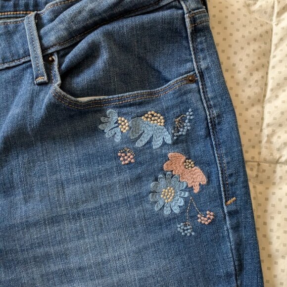 Levi's Mid-Rise Skinny with Embroidery - Picture 5 of 10